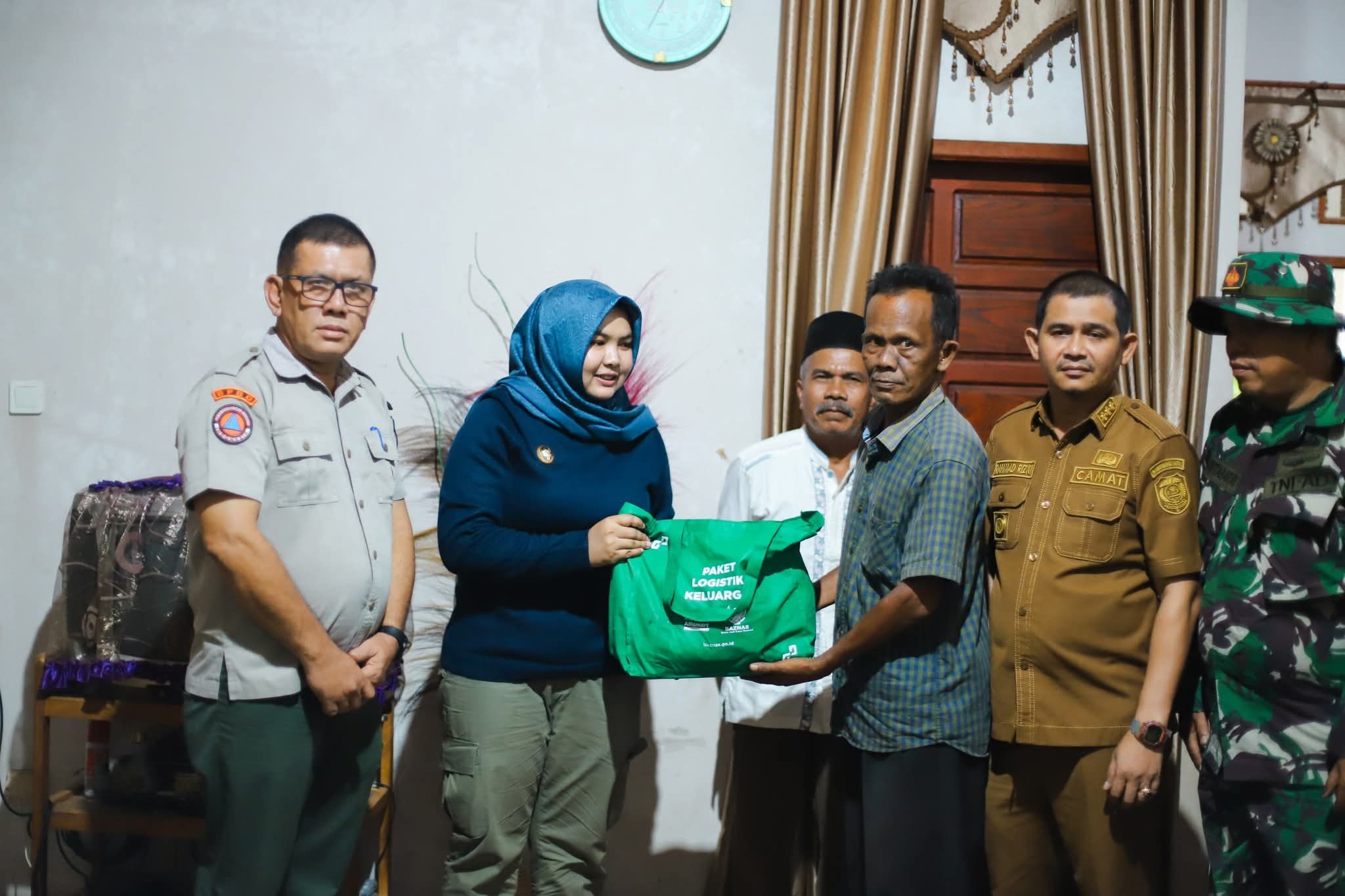 Wabup Madina Serahkan Bantuan Sembako kepada Petani di Sayurmatua