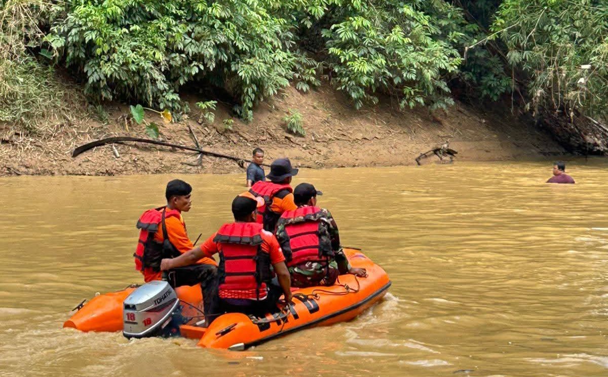 Tim BASARNAS Madina Tiba di Desa Airapa Kec.Sinunukan Untuk Melakukan Pencarian Warga Yang Hanyut