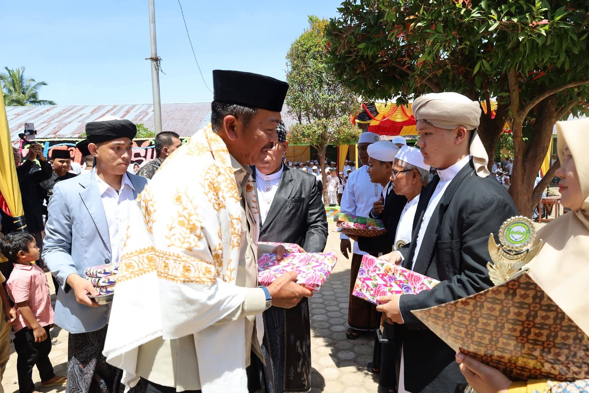 Bupati Madina Motivasi Santri Darul Ikhlas Lulusan 2026