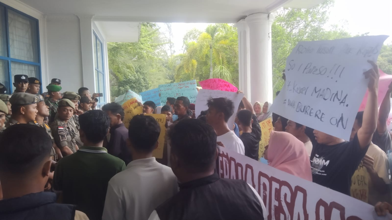 Tuntut Kades Mundur, Aksi Warga Desa Sopo Batu Kec.Panyabungan di Kantor Bupati Madina Sempat Ricuh
