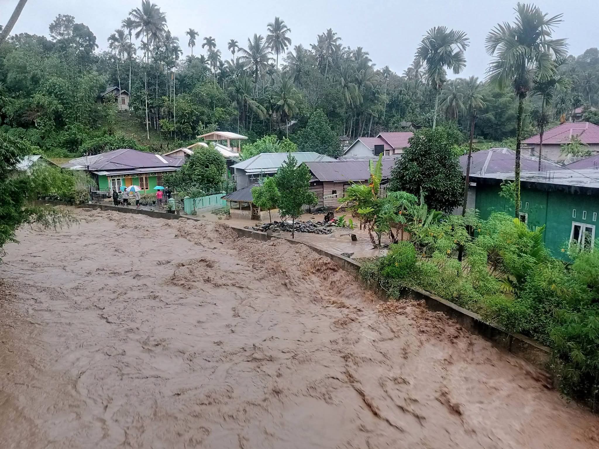 Breaking News, Jalan Nasional di Desa Muaramais Longsor, Aek Singengu di Kec.Kotanopan Meluap