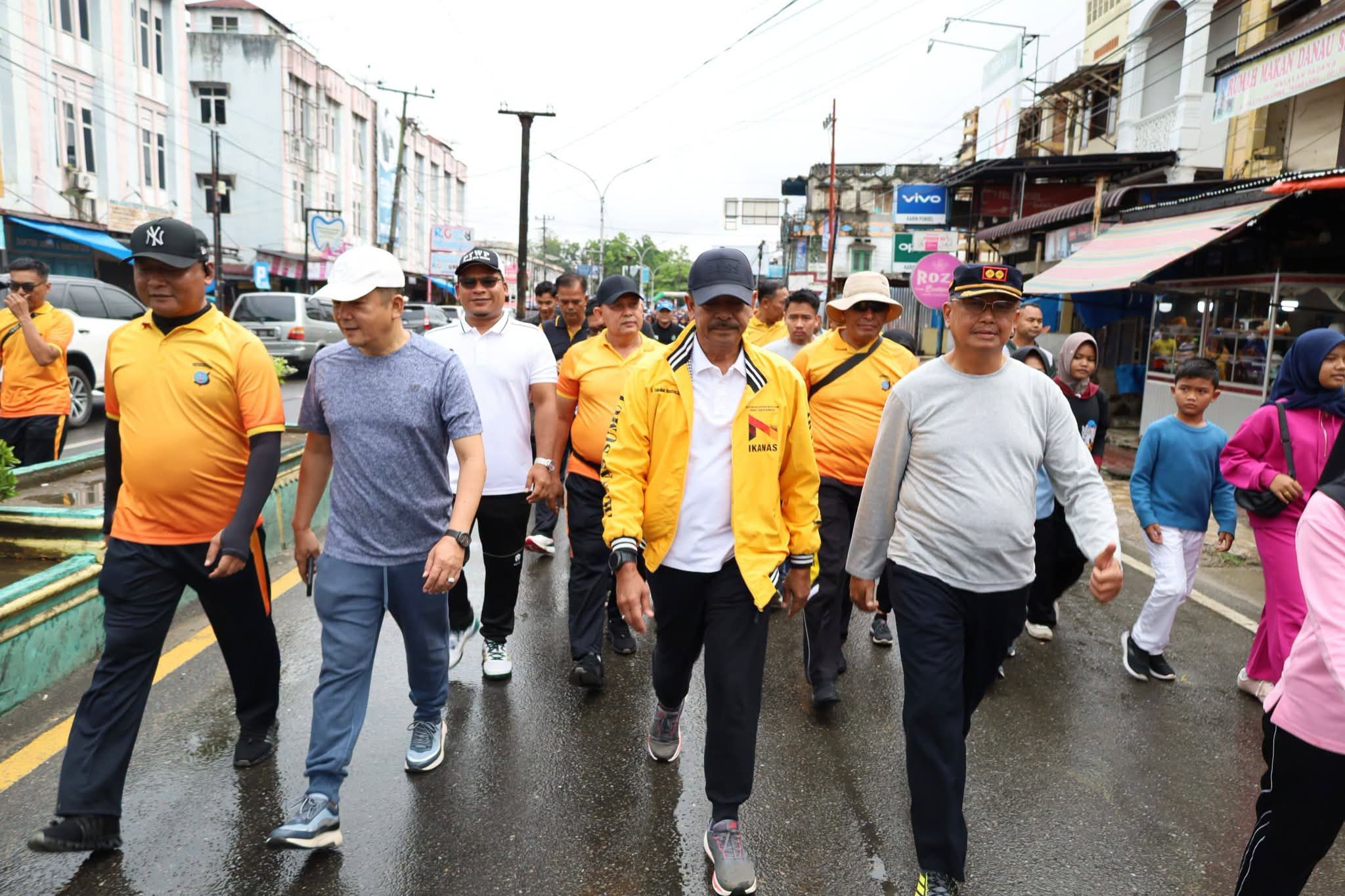 Bupati Madina Lepas Jalan Santai HUT Bhayangkara ke-80, Ratusan Warga Padati Taman Kota Panyabungan