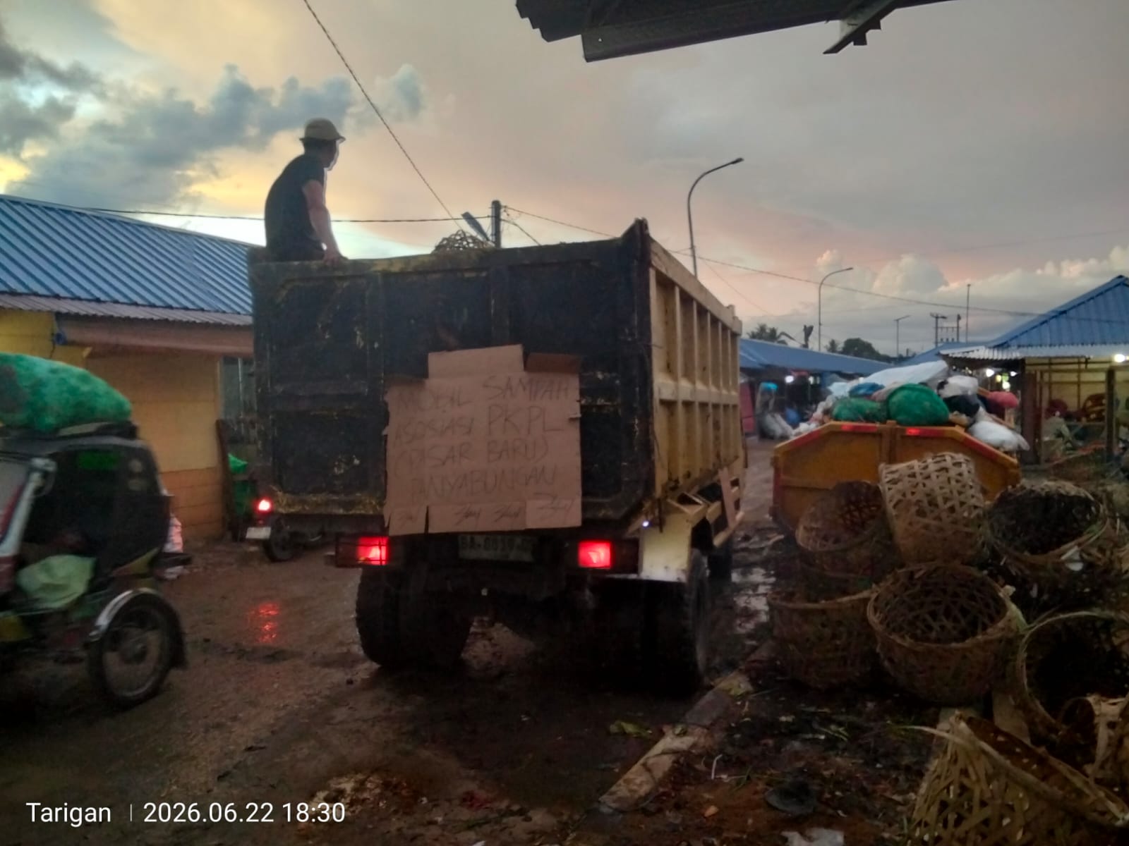 Menimbulkan Bau Busuk, PKL Pasar Baru Panyabungan Angkut Sendiri Sampah Ke TPA Banggua