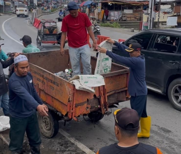 Buanglah Sampah Pada Tempatnya, Camat Panyabungan Pimpin Gotong Royong