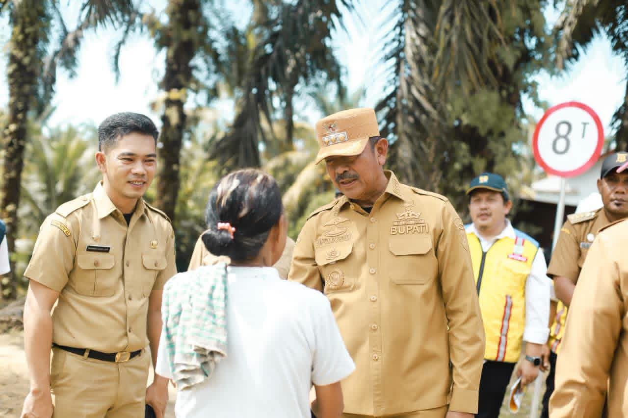Pemkab Madina dan PT GPL Timbun Jalan Rusak di KM 2 Simpang Durian
