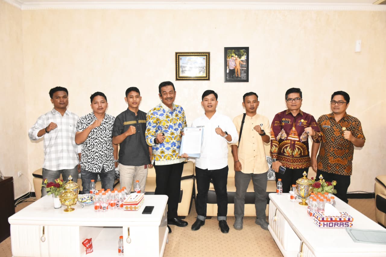KOMANDAN Madina & AMP2K Audiensi Dengan Bupati Serahkan Aspirasi Terkait PT. Sorikmas Mining