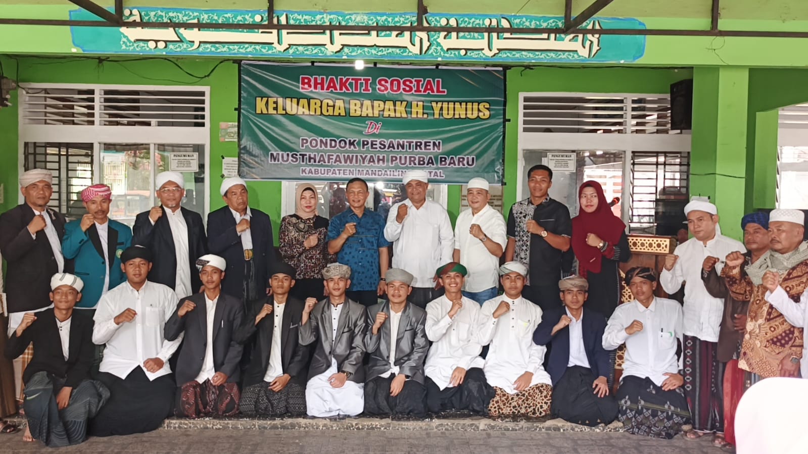 Ketua DPRD Madina Dampingi Mayjen TNI Maulana Ridwan, SH, MH Serahkan Bantuan Ke Pondok Pesantren Musthafawiyah Purba