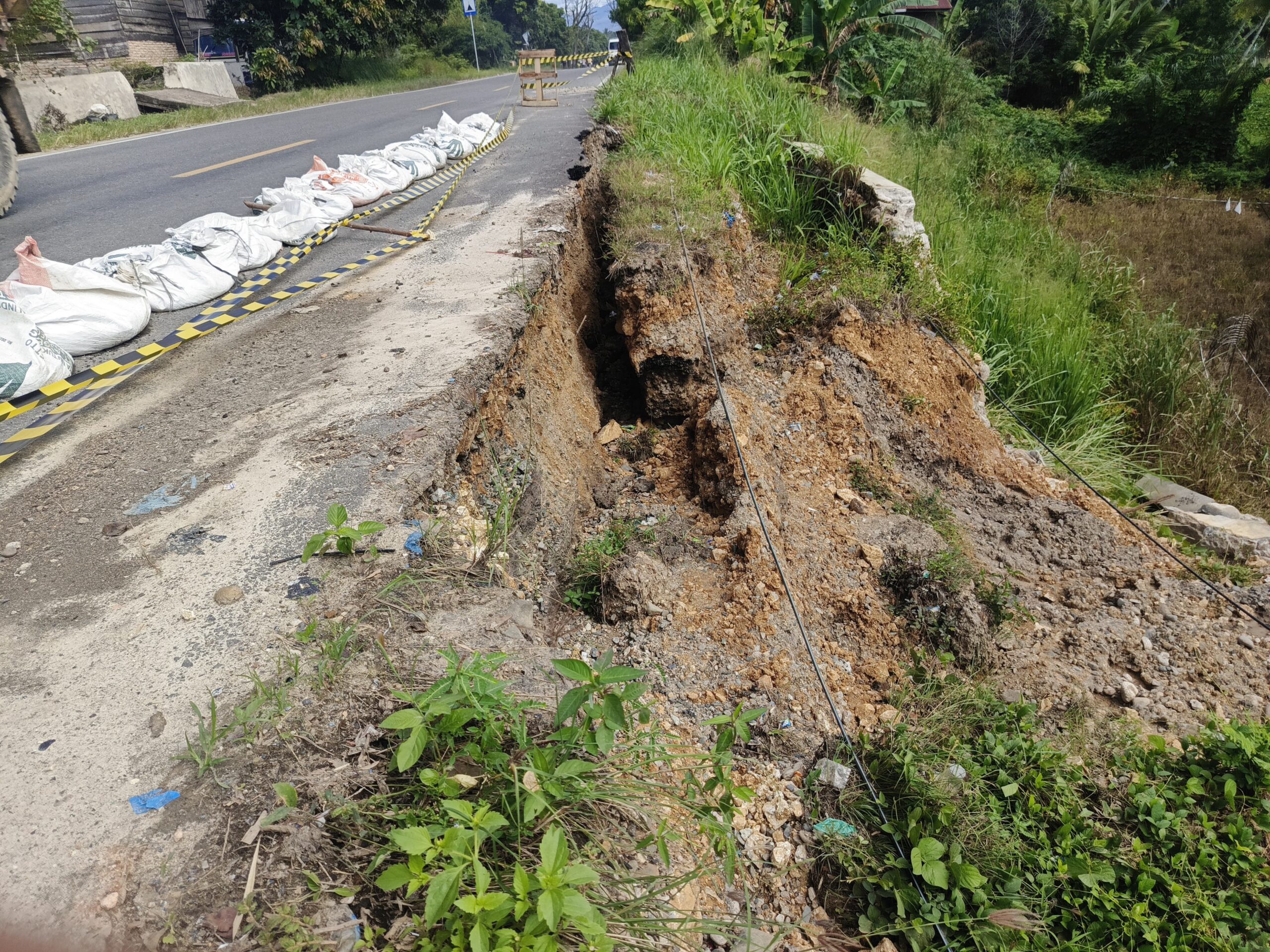Jalan Nasional Longsor, Harapan Warga dan LSM Kepada Gubsu dan Anggota DPRD Sumut 7
