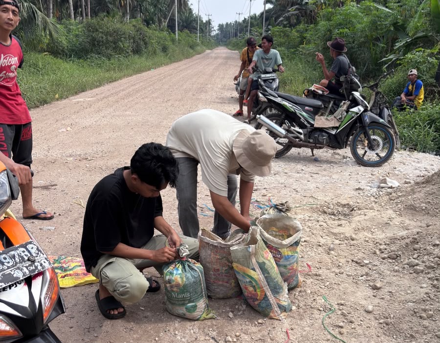 Mahasiswa UIN Suska Riau Kukerta & Berperan Aktif Dalam Pembangunan Jalan Tanjung Pidada Kab.Inhil