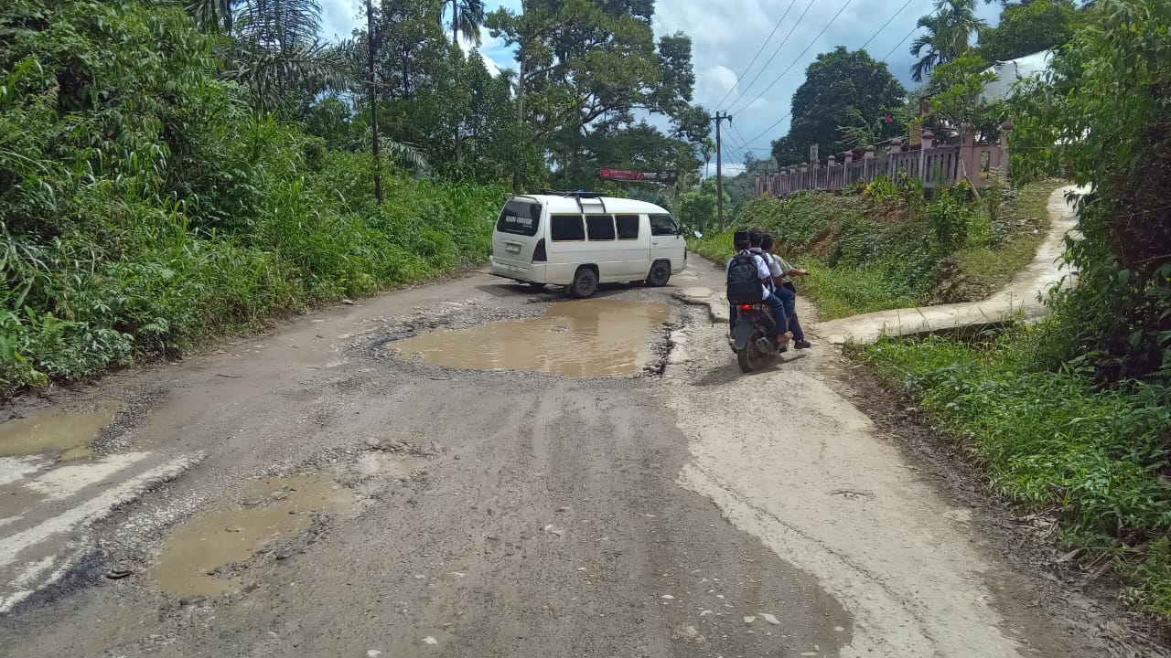 Jalan Jembatan Merah – Simpang Gambir di Mandailing Natal Porak – Poranda, Gubsu Harus & DPRD Sumut Harus Lihat Langsung