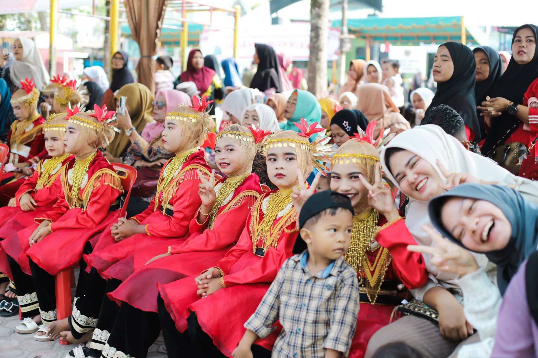 Digelar Dinas Pendidikan, Bupati Madina Saksikan Lomba Marturi dan Seni Tari Tingkat Pelajar di Taman Kota Panyabungan