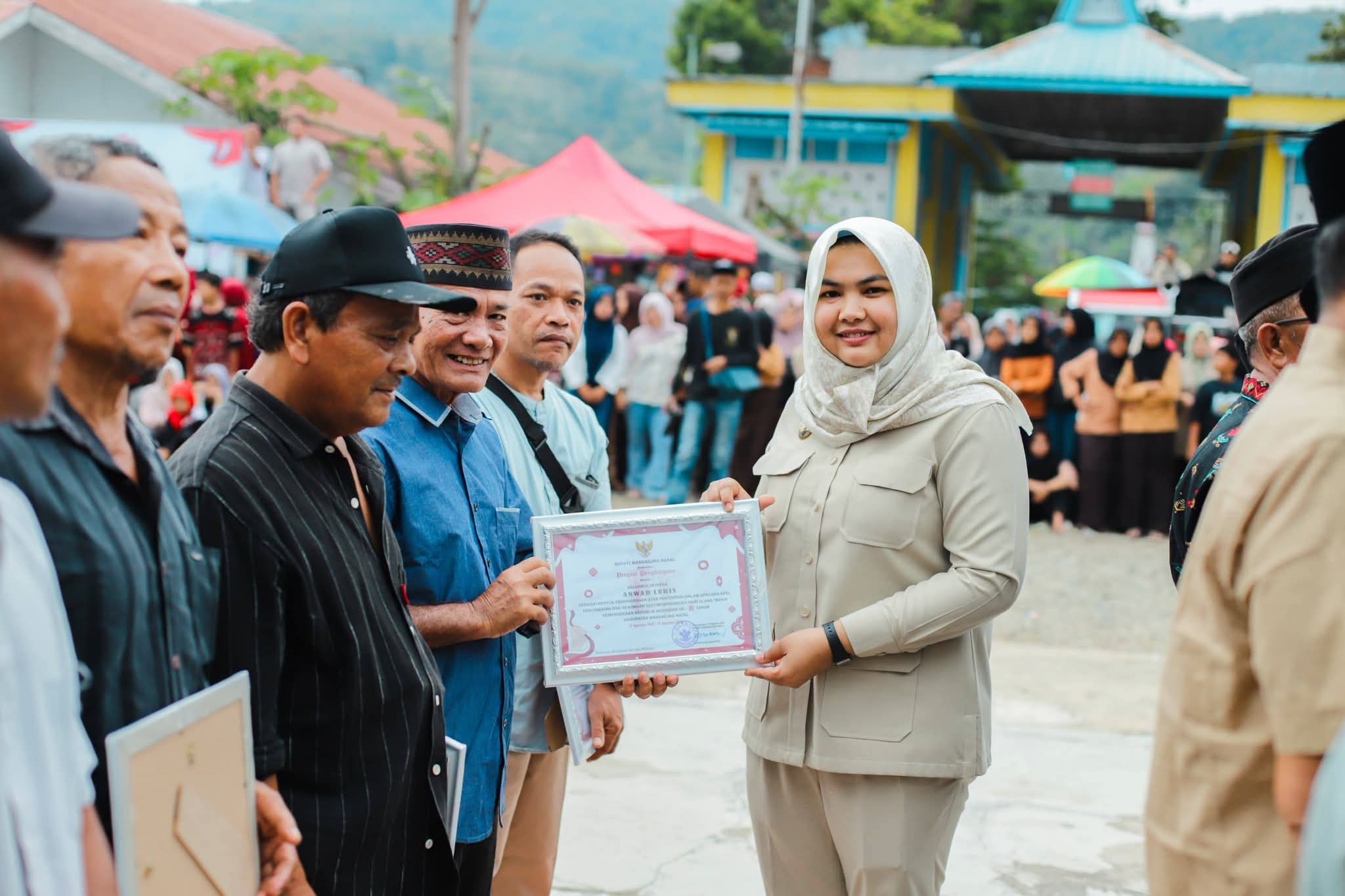 Wabup Madina Serahkan Tali Asih Kepada Keluarga Veteran dan Pahlawan Perintis di Kotanopan
