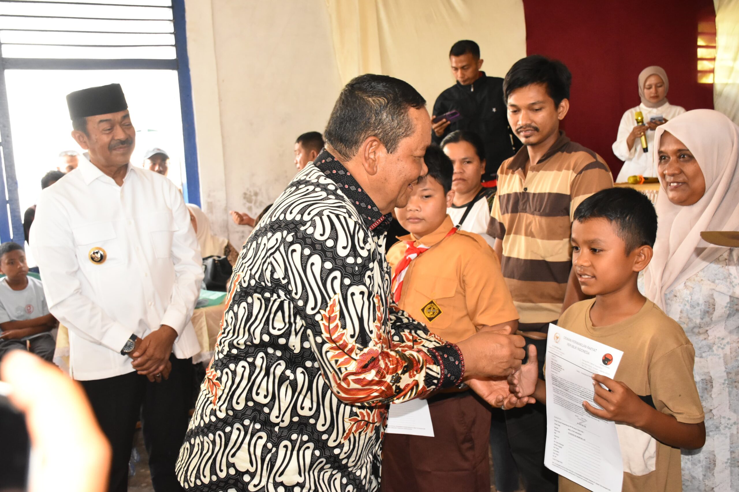 Anggota DPR.RI Drs.Rapidin Simbolon Salurkan Beasiswa PIP Untuk 150 Siswa SD di Mandailing Natal