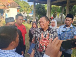 Drs.Rapidin Simbolon.MM Anggota DPR.RI Dari Fraksi PDI Perjuangan ( Pakai Batik).