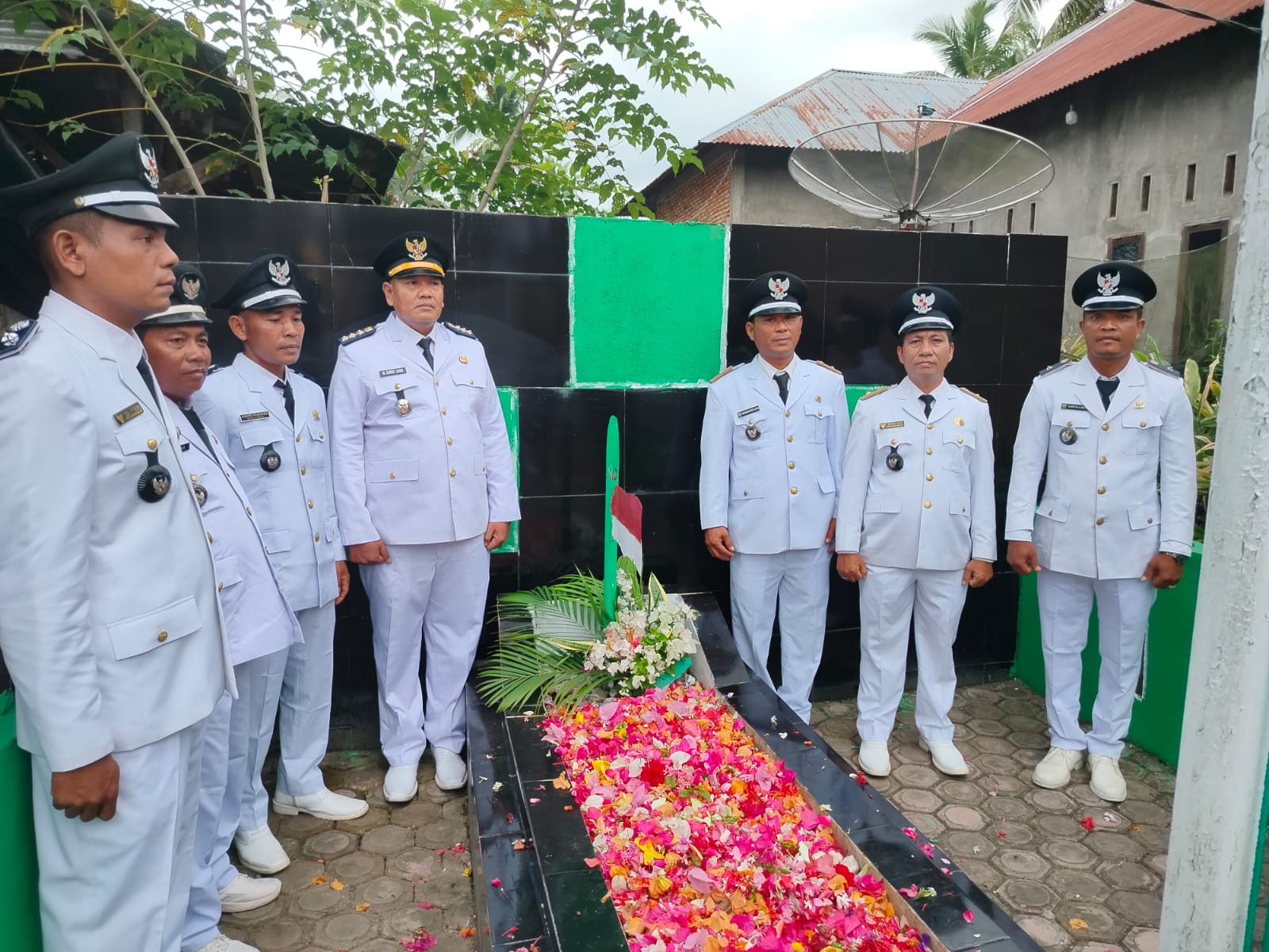 Camat Bukit Malintang Ziarah dan Tabur Bunga di Makam Pahlawan Hutabangun Jae