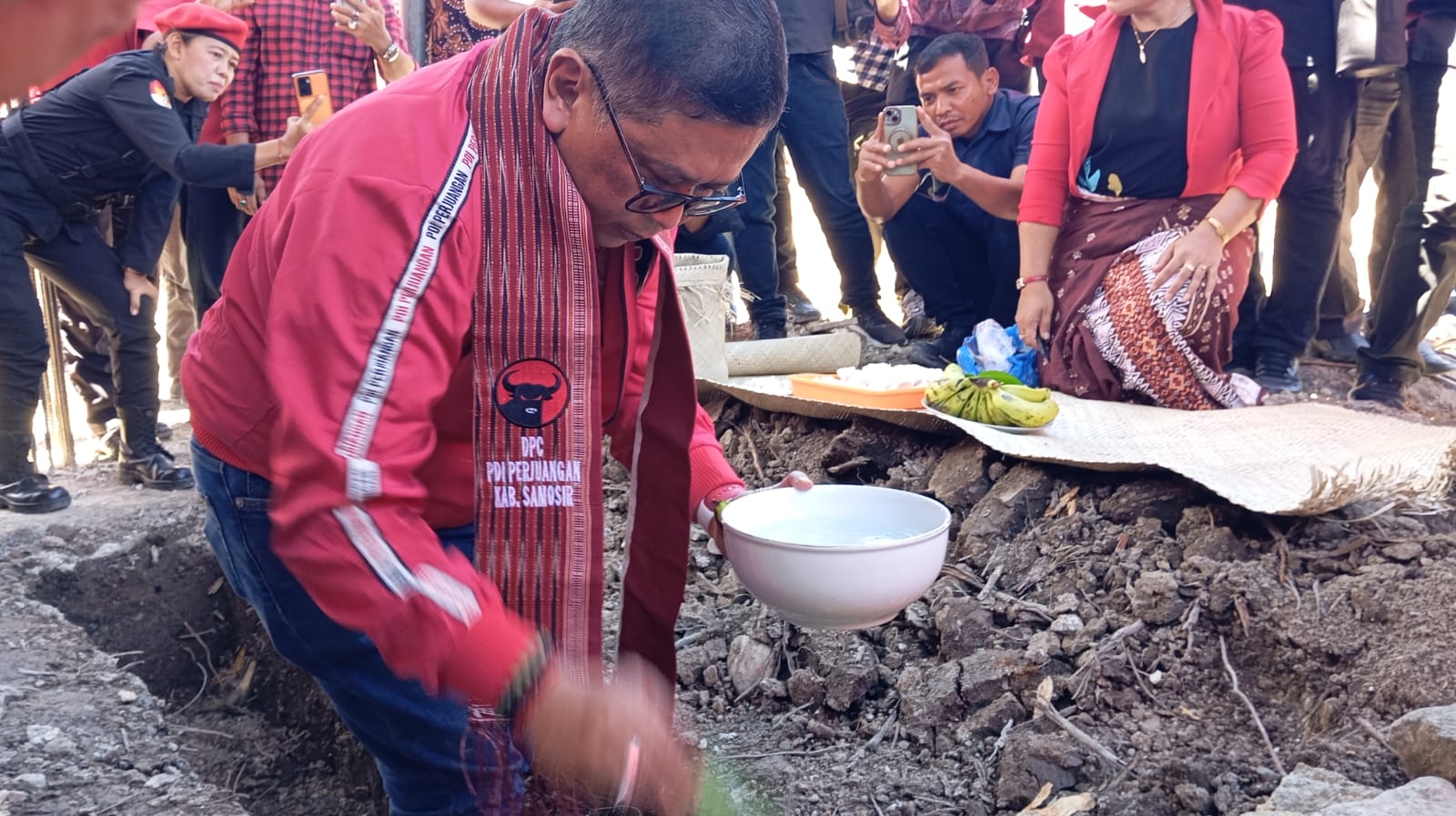 Letakkan Batu Pertama Kantor DPC PDI Perjuangan Samosir, Hasto Kristiyanto Tegaskan Kantor PDI Perjuangan Samosir Harus Menjadi Rumah Rakyat