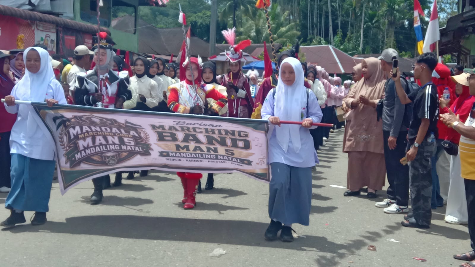 Warga Membludak Saksikan Kebolehan Marching Band MAN 5 dan MTs N 1 Mandailing Natal di Rayon Tombang Kaluang
