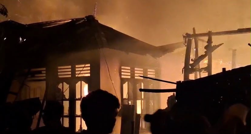 Tiga Damkar Diturunkan, Rumah Terbakar di Desa Panyabungan Julu Kec.Panyabungan Mandailing Natal