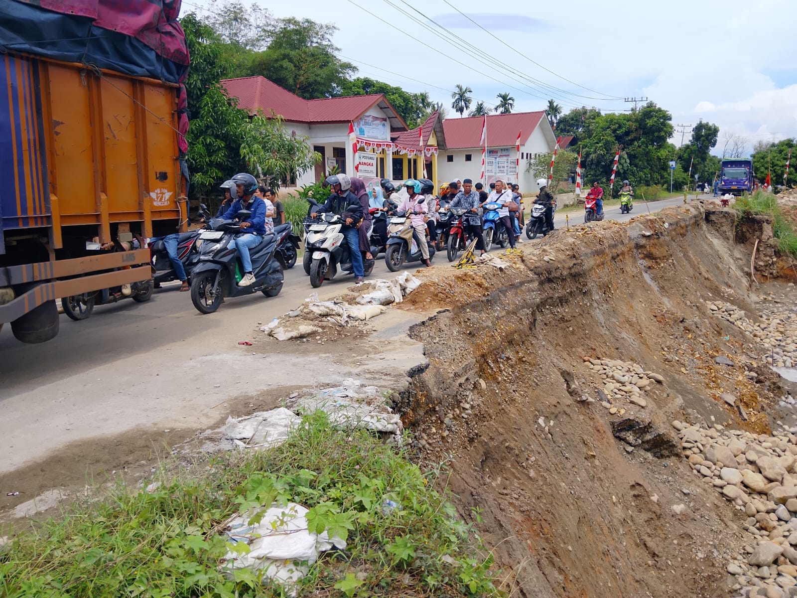 Warga dan TNI Turun Tangan, Material Menumpuk & Mobil Fuzo Mogok Jalan Nasional di Panyabungan Macet 1 Km