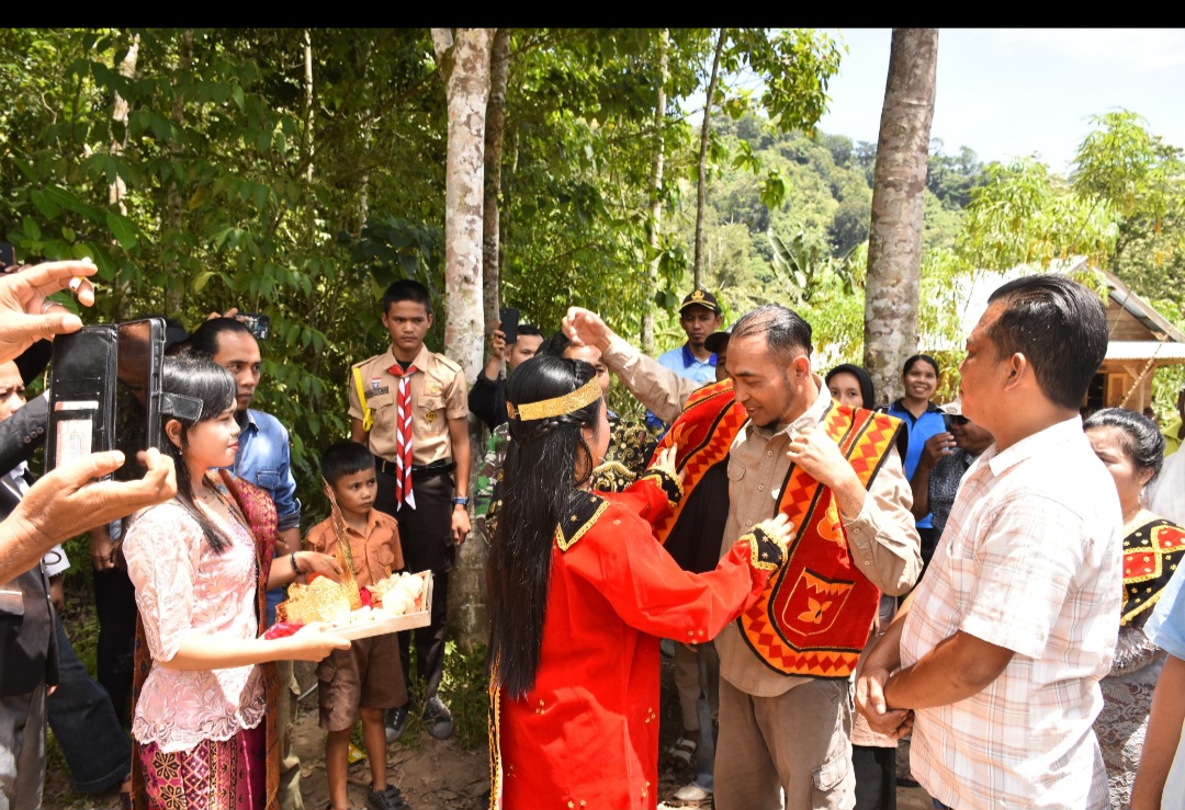 Disambut Tradisi Adat Nias, Camat Siabu Kunjungi Dusun Aek Tombang di Desa Muara Batang Angkola