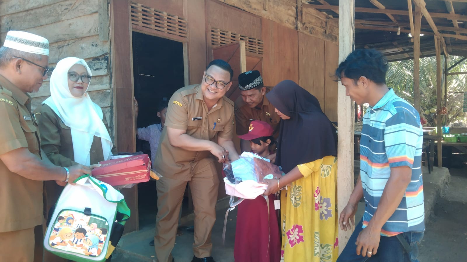Kadis Pendidikan Madina Bantu Baju & Perlengkapan Sekolah Empat Anak Putus Sekolah