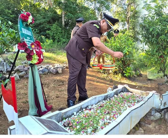 Keluarga Kejaksaan Negeri Madina Ziarah Di Taman Makam Pahlawan Kotanopan