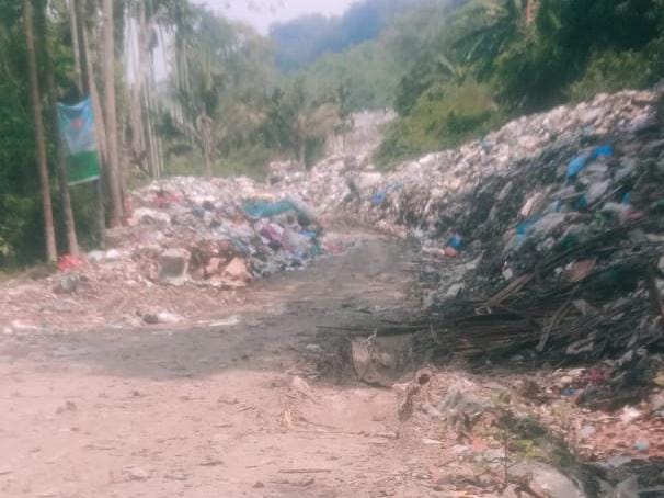 Sampah Menutupi Jalan Ke – TPA Banggua, Bukti Pemda Madina Tidak Becus Tangani Permasalahan Sampah