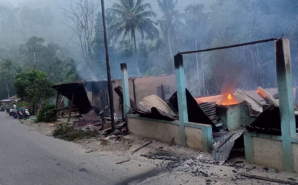 Breaking News, Dua Unit Rumah Warga Dusun Pinyongek Desa Ranjobatu Kec.Muarasipongi Terbakar