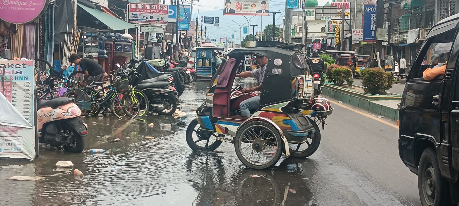 Drainase Penuh Sampah, Banjir Kembali di Jalan Nasional Pasar Lama Kota Panyabungan