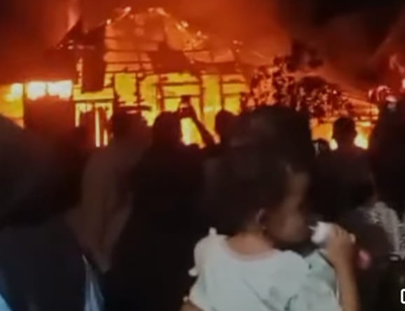 Satu Unit Rumah Tua Terbakar di Batangtoru