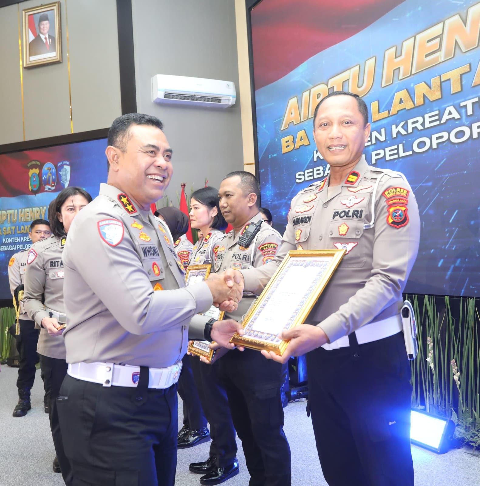 Kapolda Sumut Berikan Penghargaan kepada Kasat Lantas Polres Madina Atas Prestasi dan Capaian PNBP