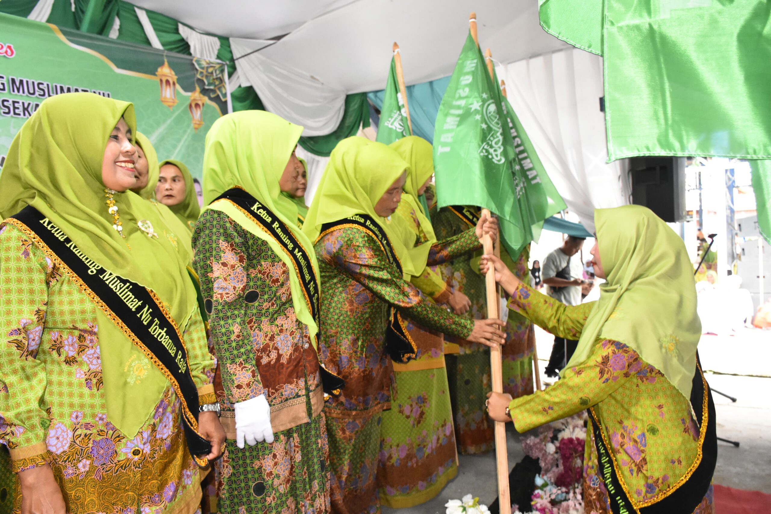 Ditandai Penyerahan Bendera Petaka, PAC.Muslimat NU Kec.Panyabungan Utara Dilantik