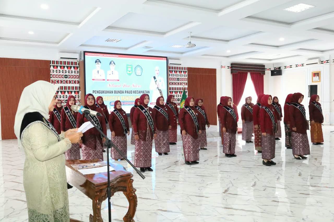 Ny. Yupri Astuti Kukuhkan Bunda PAUD Kecamatan Se – Mandailing Natal