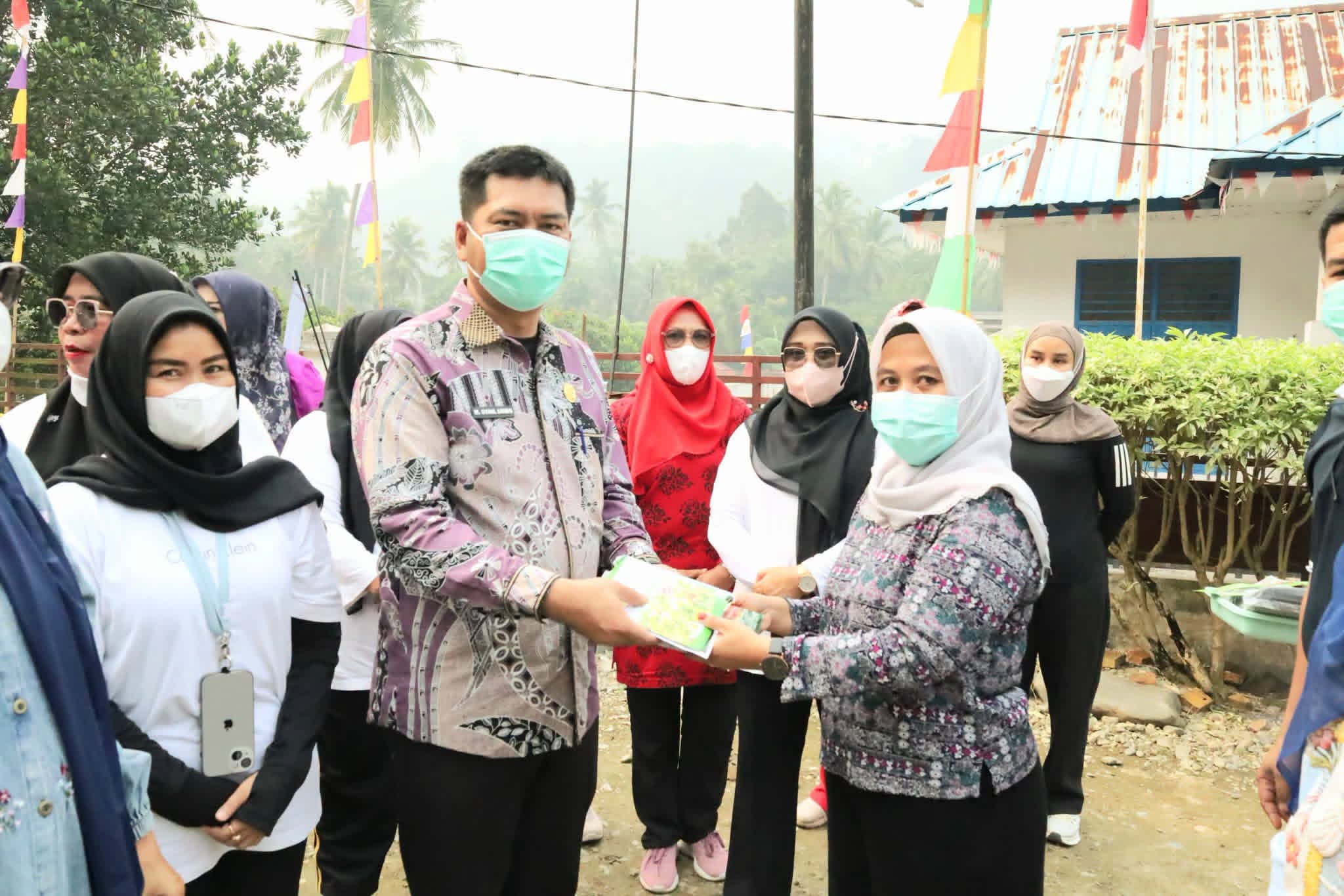 PKK Madina Laksanakan Berbagai Kegiatan Sosial di Gunung Baringin