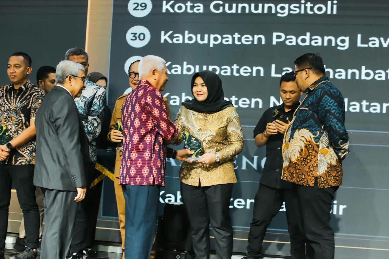 Pemkab Madina Terima Penghargaan Kabubaten Informatif Dalam KI Sumut Award 2026