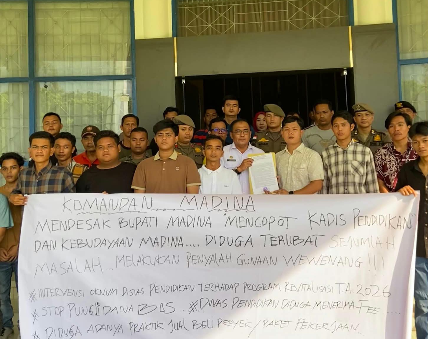 Copot Kepala Dinas, KOMANDAN Demo di Kantor Bupati dan Dinas Pendidikan Mandailing Natal
