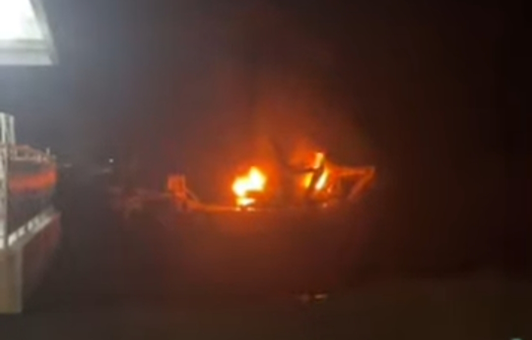Minggu Dinihari, Warga Kotanopan Bakar Alat Berat Pemilik Tambang Emas Ilegal