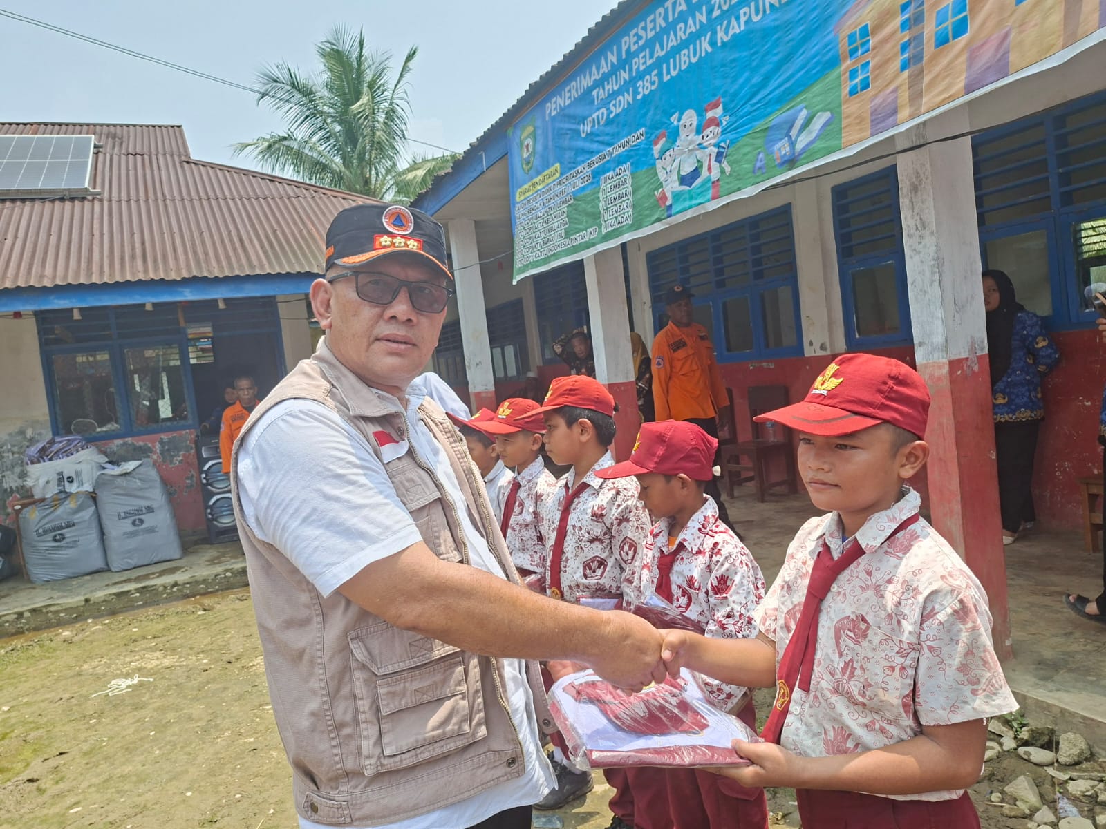 BPBD Madina Salurkan Bantuan Terdampa Bencana Hidrometeorologi Bagi Siswa Diwilayah Siulang – Aling Kecamatan MBG